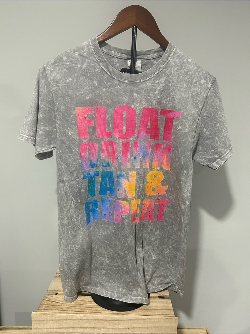 NWT “FLOAT DRINK TAN & REPEAT” Gray Graphic Tee